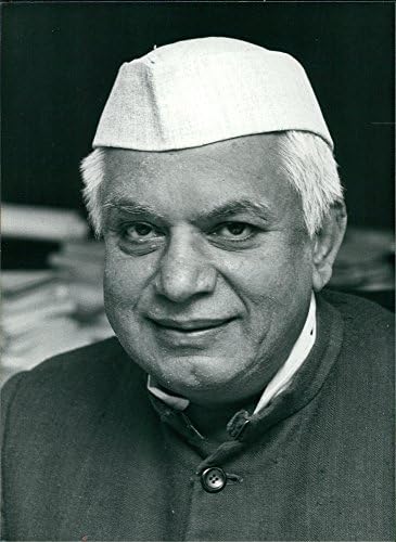 Гроздобер фотографија на портрет на Нарајан Дат Тивари.
