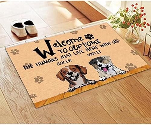 Добредојдовте Во Нашиот Дом Луѓето Едноставно Живеат Тука Со Нас Тремот На Влезната Врата Надворешно Персонализирано Име На Кучиња