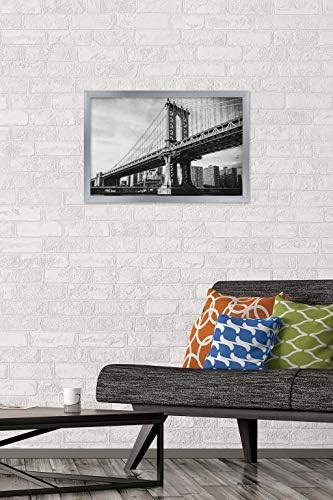 Трендови Интернационал Бруклин мост - иконски постер за wallидови, 22.375 x 34, премиум нерасположена верзија