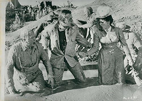 Гроздобер фотографија на Johnон Вејн и Морин О39; Хара се колено длабоко во каллива вода во сцена од филмот39; Меклинток! 39, 1964 година.