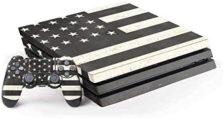 Skinit Decal Gaming Chain Chain компатибилен со PS4 Pro конзола и пакет на контролори - првично дизајниран дизајн на знаме на црно -бели САД во