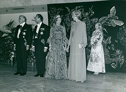 Гроздобер фотографија на orорж Помпиду со неговата сопруга Клод quаклин чекајќи го принцот Чарлс на забава .- 1972 година