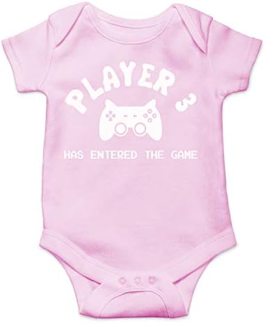 Player 3 влезе во игра - смешно симпатично трето дете гејмер за новороденче, едно парче бебешко тело за бебиња