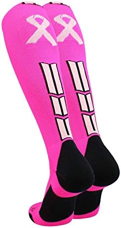 Madsportsstuff триумф на свеста за рак на дојка со розова лента над чорапите на телето