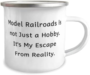 Подароци за слатки модели на железнички пруги, железнички пруги не е само хоби. Тоа е мој, мотивациски роденден 12oz кампер кригла од пријатели,