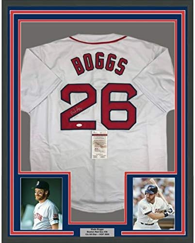 Врамен автограмиран/потпишан Вејд Боггс 33х42 Бостон Бели бејзбол дрес JSA COA