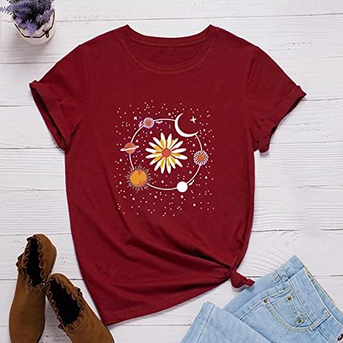 Женски летни маици симпатични кратки ракави врвови, обични тркалезни кошула на вратот дами цветни месечини блузи графички маички