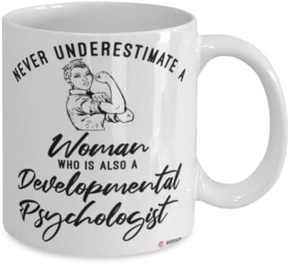 Развојниот психолог од odtgifts никогаш не ја потценува жената која исто така е развој на психолог кафе чаша 11oz бело