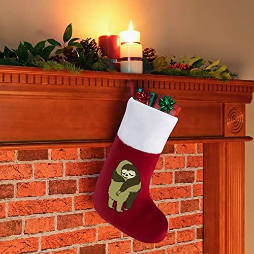Мрзливи прегратки на Божиќни чорапи со порибување со кадифен камин што виси за Божиќно дрво