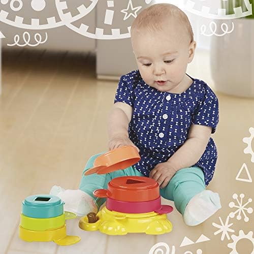 Playskool Stack 'N Stown Nesting Active Toy играчка за мали деца и бебиња 9 месеци и со 7 чаши и лесно складирање за во движење, повеќебојни
