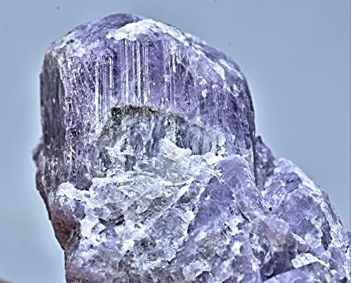 137 грам уникатен флуоресцентен скаполит кристал на скаполитната матрица