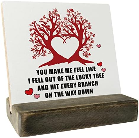 Смешна плакета за дрво на Денот на вineубените, сладок знак за декор „Среќа во loveубов“, плакета со дрвен штанд, значаен подарок за знаци