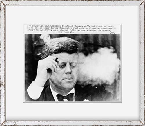 Бесконечни фотографии 1963 Фото: Претседателот Johnон Ф. Кенеди, пушејќи мала цигара | Демократски прибирање финансиски средства