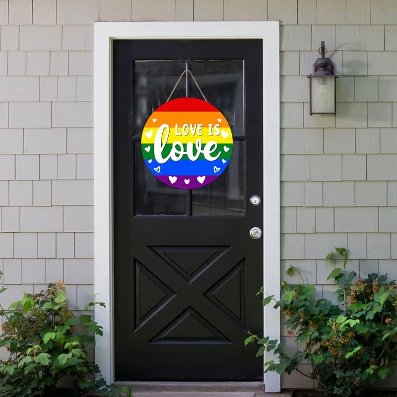 Проверка на списокот со виножито од виножито, геј гордост е loveубовна куќа знак за декорација ЛГБТК дрвен венец знак врата закачалка гордост парада ден инклузивна д