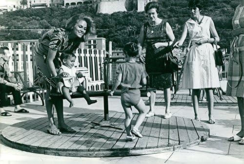 Гроздобер фотографија на Натали Делон игра со две деца, со две други жени. 1965 година