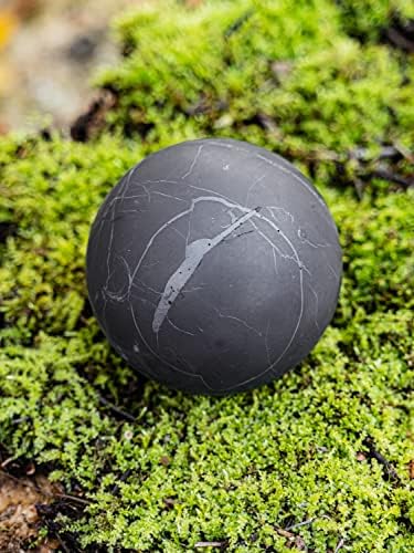 Shungite Club Неполирана сфера Shungite 60 mm 2,36 инчи минерална кристална топка Карелиан Шунгит Стоун фигури што се користат за медитација и енергетска рамнотежа