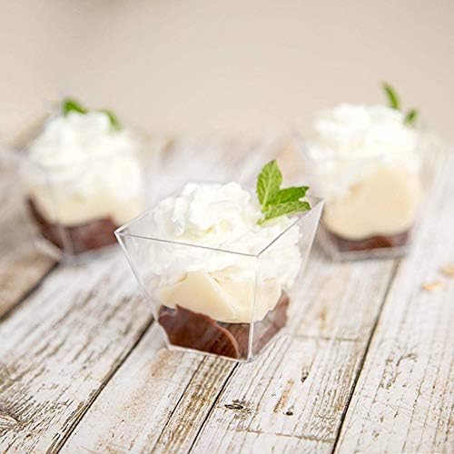 Суперски 100 парчиња квадратни пластични десерт чаши со 100 парчиња чисти десертни плочи со 100 парчиња сребрена десерт вилушка