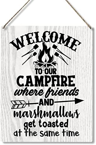 Смешно добредојде на нашиот знак за знак на Плакета од кампот, виси фарма куќа рустикална кампување знаци за домашна гаража мажи пештерски декор Кампер подароци