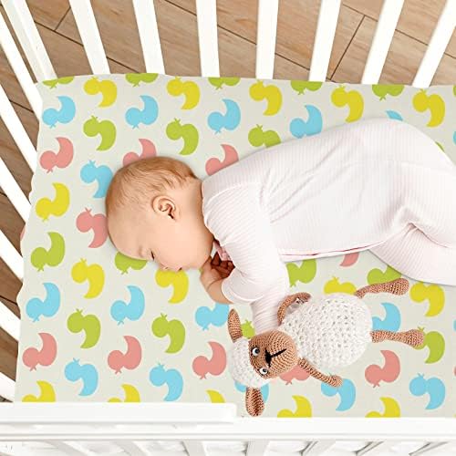 Kicpoay опремени чаршафи за креветчиња разнобојни симпатични патки затегнати преносни листови за игра за бебиња, дише мек мини душек за креветчиња
