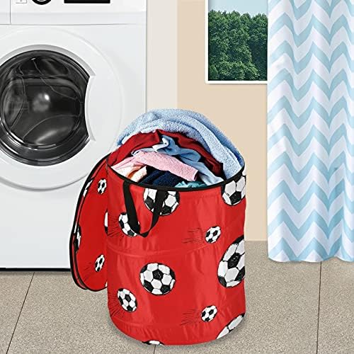 Фудбалски топки се појавуваат на алишта за перење со капаци за перење на капакот со рачки што може да се сруши за складирање на корпа за облека