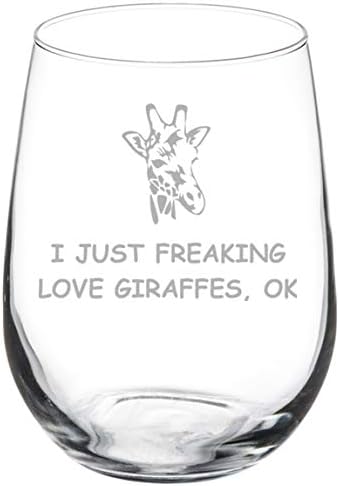 Чаша за вино со вино, јас само ги откачувам loveубовните жирафи смешни
