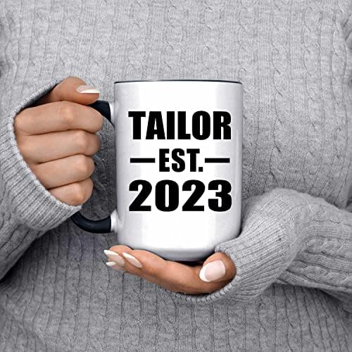 DesignSify Tailor воспоставен EST. 2023 година, 15oz акцент кафе кригла црна керамичка чај со рачка, подароци за роденденски годишнини Божиќ Божиќни