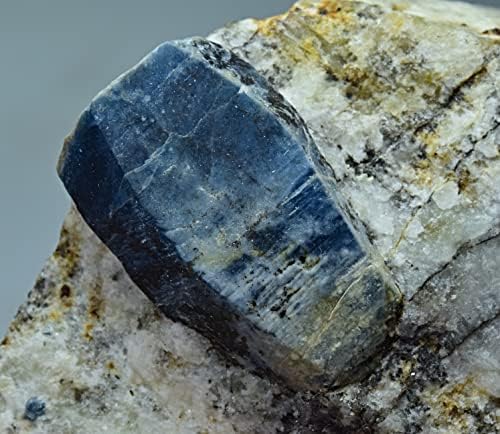 Прекрасен флуоресцентен прекинат природен авганистански кристал на матрицата 301 грам