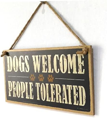 Кучињата ги поздравуваат луѓето толерирани од дрво знак фарма декоративна плоча за виси знаци