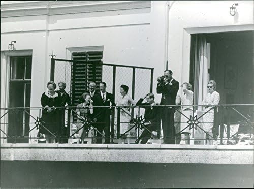 Гроздобер фотографија на принцезата Кристина на балкон гледајќи нешто со пријателите.