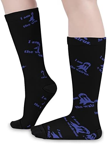Јас сум смешни чорапи на моржот над телевите чорапи со високи цевки, кои се совпаѓаат со мажите жени