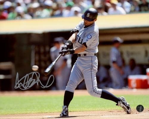 Ichiro Suzuki Autogramed Framed 8x10 Photo Seattle Mariners е холо акции 209389 - Автограмирани фотографии од MLB