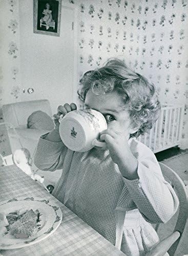 Гроздобер фотографија на дете на принцезата Маргарета пие од кригла.