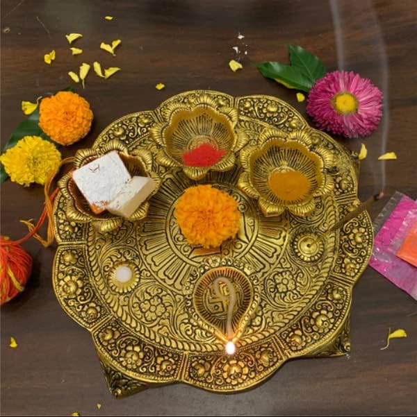Метална Pooja Thali плоча со плочи за ангажман Декоративни пуџа тали со основни статии од Поја за аарти пооја ритуали на фестивалот свадбени украси