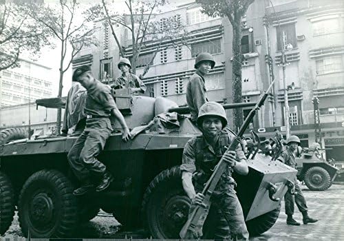 Гроздобер фотографија на воените трупи во Сајгон.