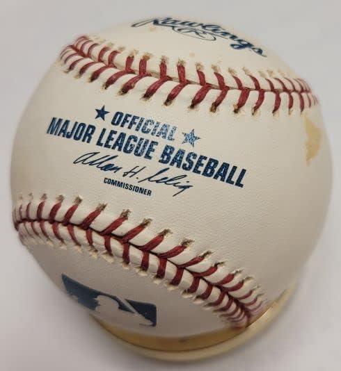 Дик Хол го автограмираше официјалниот бејзбол на мајорската лига