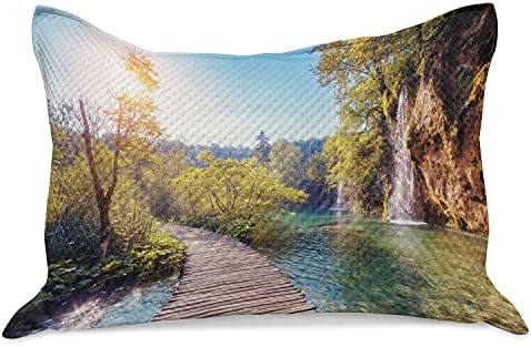 Амбесон Природа плетена ватенка перница, идилично езеро со водопад што тече по ридовите во есенската глетка на Националниот парк,