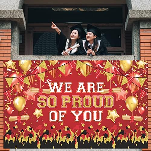 Црвено и злато Ние сме толку горди на вас Заднина за дипломирање забава Банер 2023 Црвена и златна честитки Банер за дипломирање на забави Декорации 2023 Црвена и златн