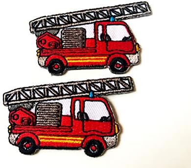 Поставете 2 компјутери. Мини црвен противпожарен камион симпатичен цртан филм шие на железо на извезена продавница за печ